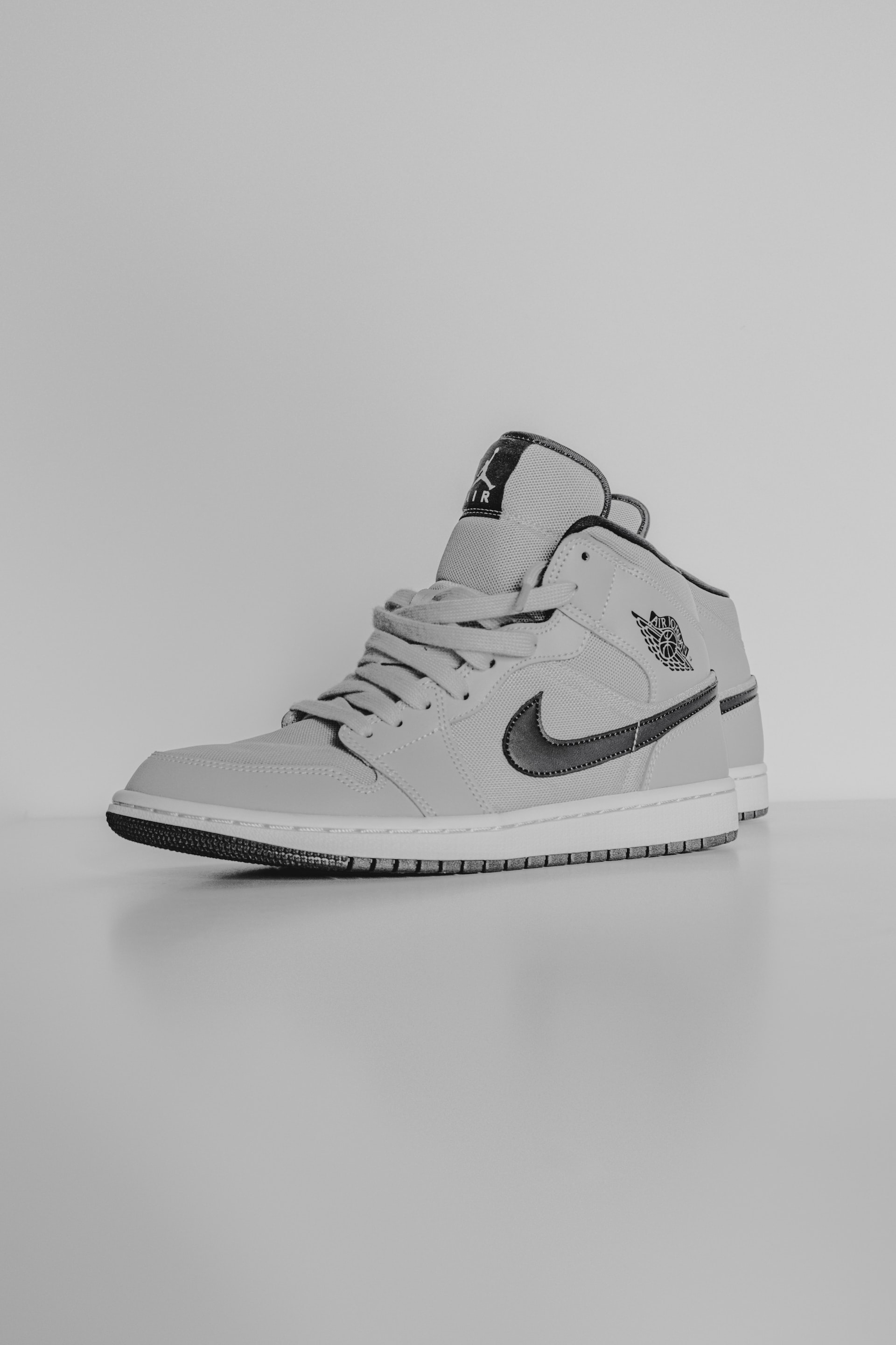 Air Jordan 1 Mid White Light Smoke Grey